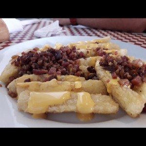 Entrada Yuquitas fritas con queso y tocineta