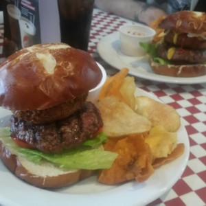 hamburguesa pico la torre y plato del diablo