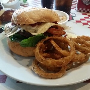 Hamburguesa con Tocineta y aros de cebolla. 
