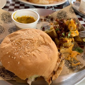 hamburguesa de pollo con papas bravas 