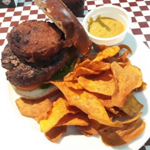 Karu Pana (Oktober Fest 2017) carne de res, morcilla, aro de cebolla, queso de cabra empanizado y mostaza picante. 