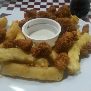 la pailita con yuca frita y aderezo ranch