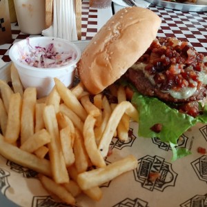 con tocineta y queso azul 