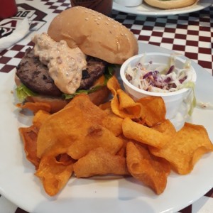 Promo 2x1 hamburguesa con mayoneta y chips de batata
