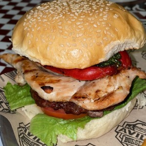 Hamburguesa sin nombre (pollo, carne y chorizo, $12)