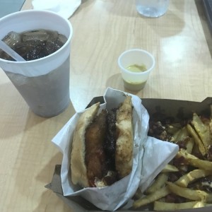 hamburguesa de carne con disco shack (queso crema empanizado con tocineta y cebollin)