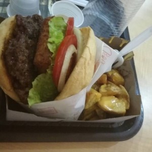 Hamburguesa Shack con papas rusticas con extra de queso cheddar