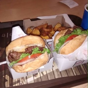 combo hamburguesa papas bravas y bebida