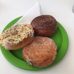 2 de 3 donas estaban viejas. una lastima