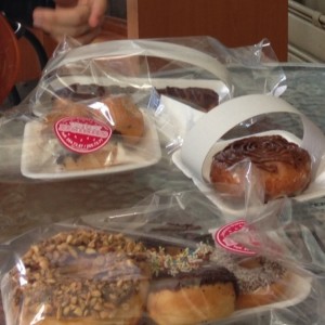 long-bar al fondo. mini donas, mini bomba, cinnaroll de chocolate