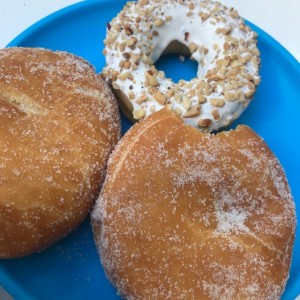 bombas rellenas y dona glaseada con mani