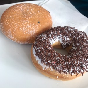 bomba choco avellana y dona glaseada