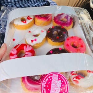 Mini donas surtidas con decoracion san valentin