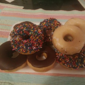 Donuts glaseadas de chocolate, glaseada de chocolate con chispas de color y glaseada tradicional