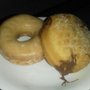 Donuts glaseada y Bomba rellena de chocoavellana