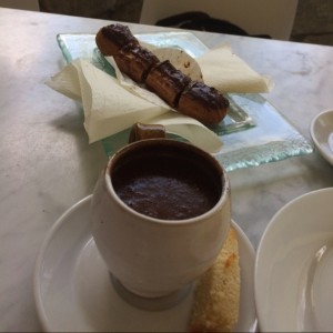 Eclair de chocolate y chocolate caliente