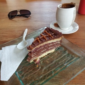 torta de chocolate con mora