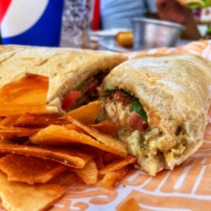 Sandu pepiado + chips yuca trufadas