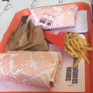 Sandwiches, papas trufadas y galletas