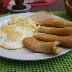 Desayuno, panquecas jamon de pavo queso y huevos.