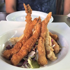 fiesta de camarones! todos los ingredientes frescos, le falto jn poco de condimento para aumentar el sabor y el servicio es un poco lento con respecto al despacho de la comida.
