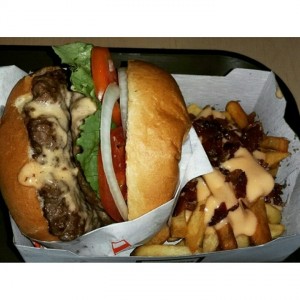 Hamburguesa Doble y papas con Queso y Tocineta