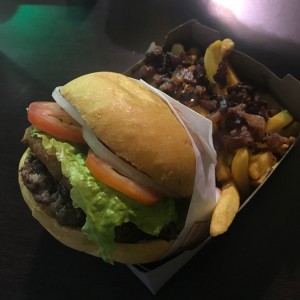 Shack de Portobello con queso y tocineta en las papas fritas