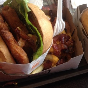Chicken Burguer con Shack de queso crema y tocineta con papas fritas con queso y tocineta.