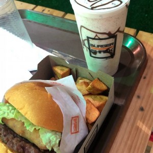 hamburguesa shack y merengada de oreo