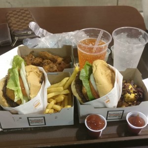 alitas de pollo picante, Hamburguesa Shack portobello y Shack de queso crema y tocineta. 