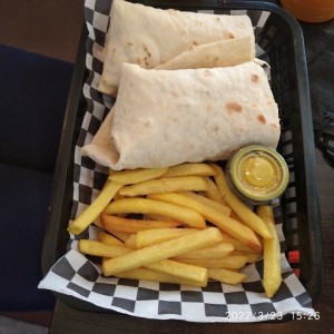 Wrap de Pollo con papitas fritas