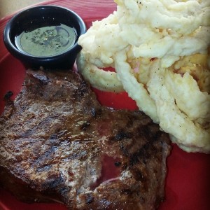 New York strip con chimichurri y aros de cebolla