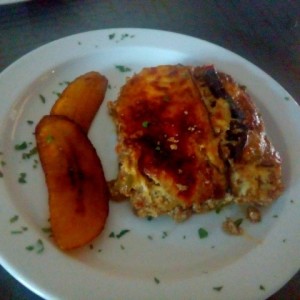 Pasticho de berenjena y tajadas