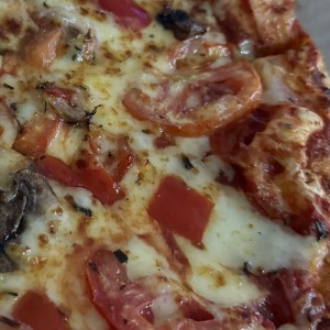 Pizza margarita con jalapeños, champiñones, pimenton asado 