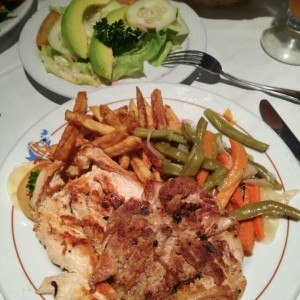 Pollo a la plancha con vegetales, papas fritas y ensalada