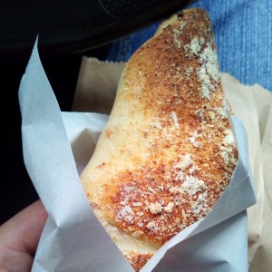 Cachito con parmesa tostado en su corteza