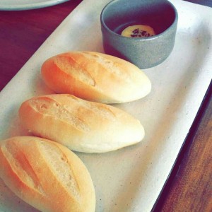mini canillas con mantequilla ahumada de la casa