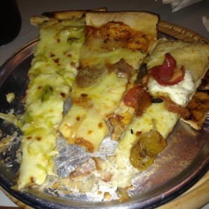 Pizza all you can, pizza con queso de cabra y pizza con salchicha alemana