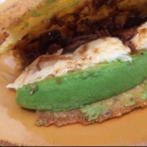 Empanada de Asado Negro Queso y aguacate 