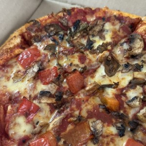 Pizza indv personalizsda : hongos jalapeño pimientos asados