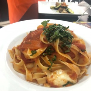 FETUCCINI CON BOCACCINI Y TOMATO 