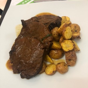 CERDO CON PAPAS RUSTICAS 