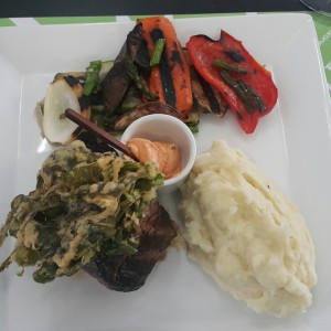 centro de lomito con pure y vegetales