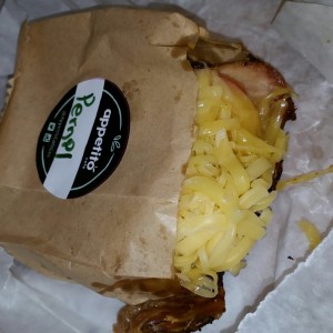 Arepa de Pernil y Queso Amarillo