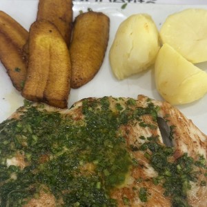 Milanes de pollo al ajillo, tajada y papas al vapor 
