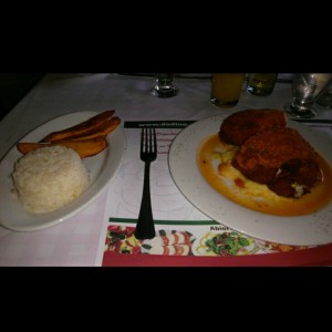 Cordon blue de pollo con arroz y tajada