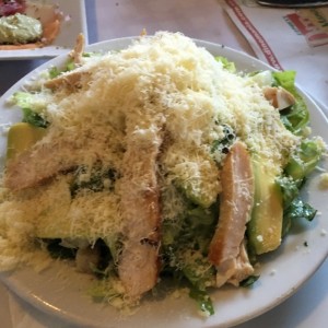 ensalda cesar con pollo y agucate 
