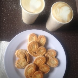 cafe con leche, marron claro y 1/2 docena de palmeritas super ricas y crujientes 