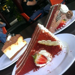 cheesecake de chocolate, red velvet con chocolate y cheesecake de red velvet. 