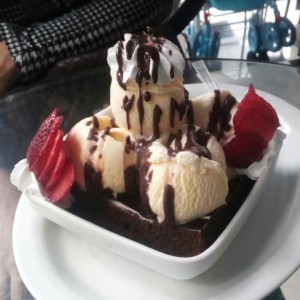 Brownie con helado
